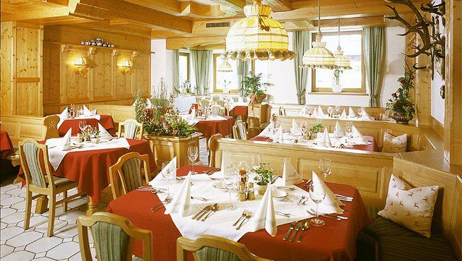 gemütliches restaurant im hotel hubertushof in großarl